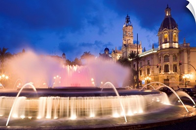 Spain, Valencia, Plaza del Ayuntamiento, fountain and town hall