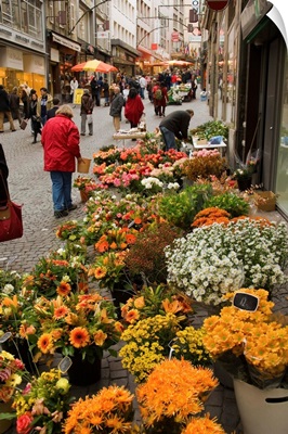 Switzerland, Vaud, Lausanne, Saturday morning food and flower market