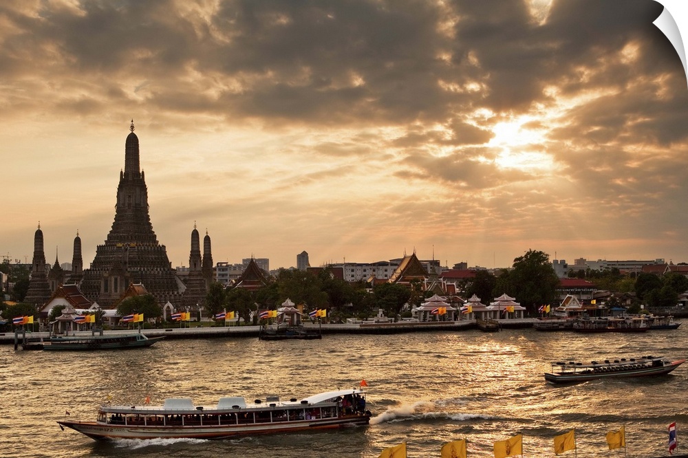 Thailand, Thailand Central, Bangkok, Wat Arun, Sunset over the Wat Arun (Temple of Dawn) and the Chao Phraya river.