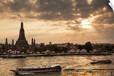 Thailand, Bangkok, Wat Arun, Sunset over the Wat Arun and the Chao Phraya river