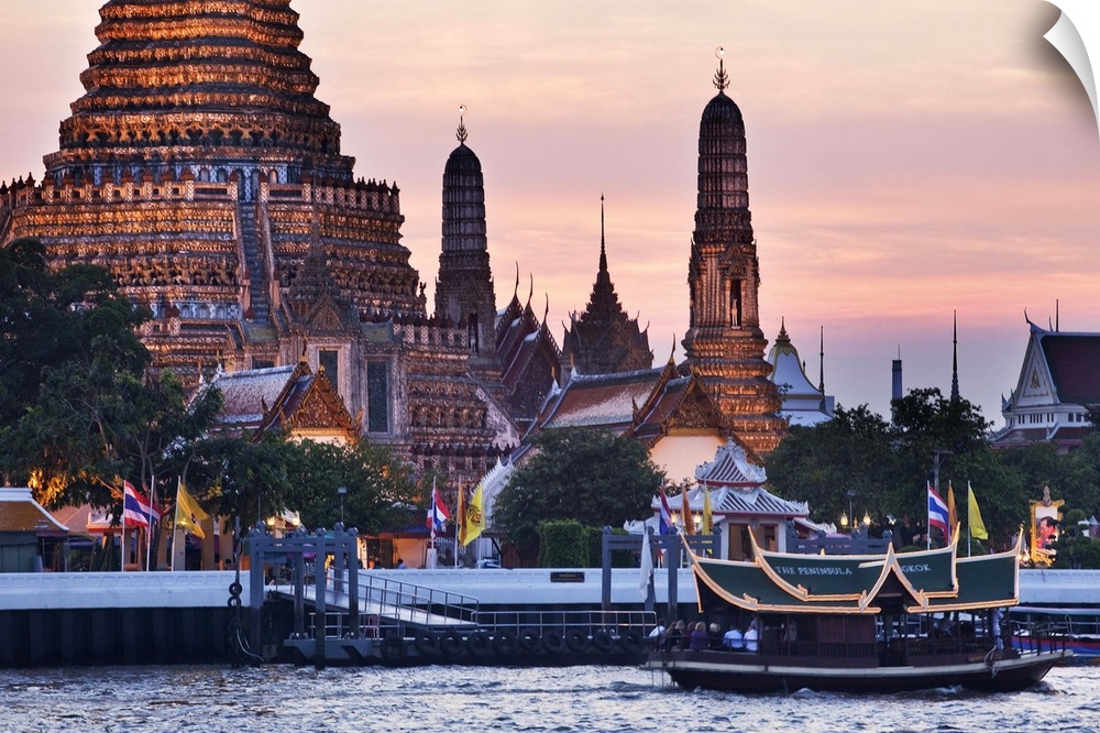 Thailand, Thailand Central, Bangkok, Wat Arun, Temple of Dawn and the Chao Phraya river illuminated at night.