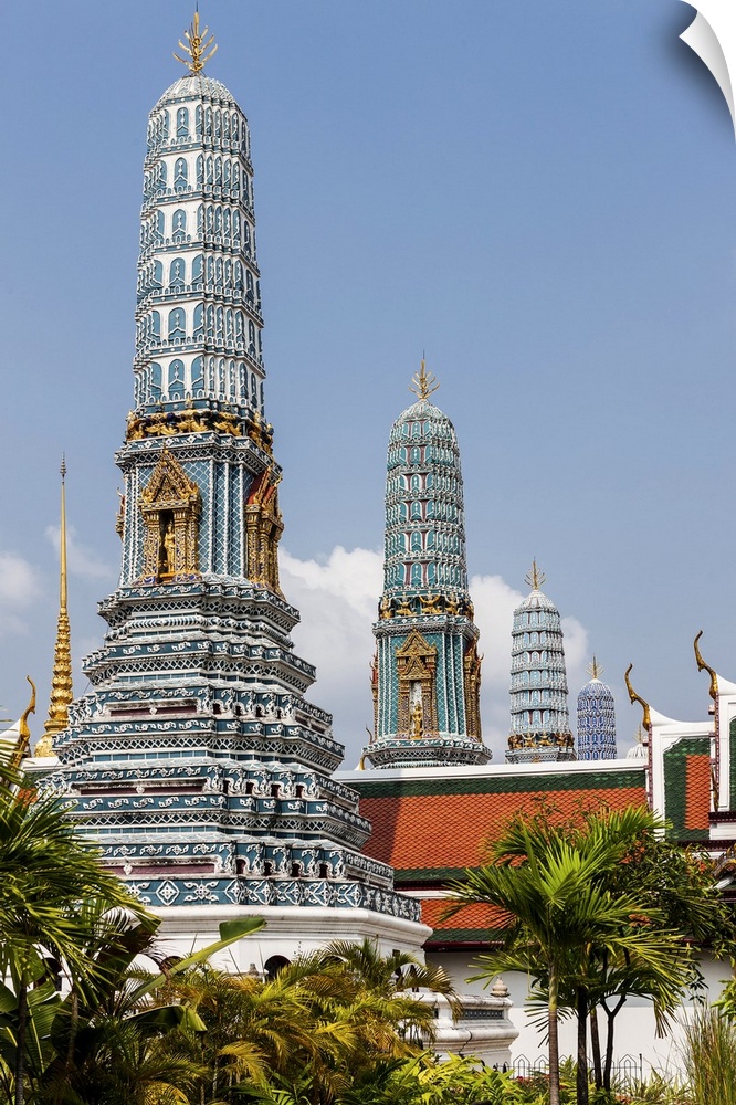 Thailand, Central Thailand, Bangkok, Grand Palace Complex, Chedis (Buddhist stupas) and the Wat Phra Kaew Temple (Temple o...