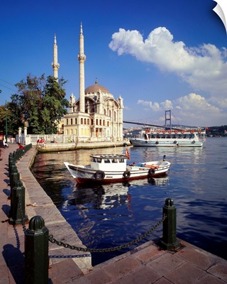 Turkey, Asia Minor, Istanbul, Ortakoy Mosque and Bosphorus Bridge in background