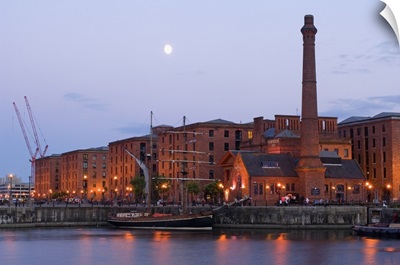 UK, England, Liverpool, Albert Dock and the chimney of Pumphouse Inn