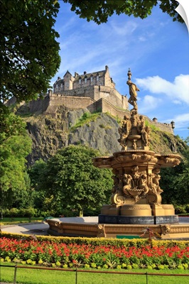 UK, Scotland, Edinburgh, Fountain and Castle