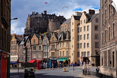 UK, Scotland, Edinburgh, Grassmarket square and the Edinburgh Castle