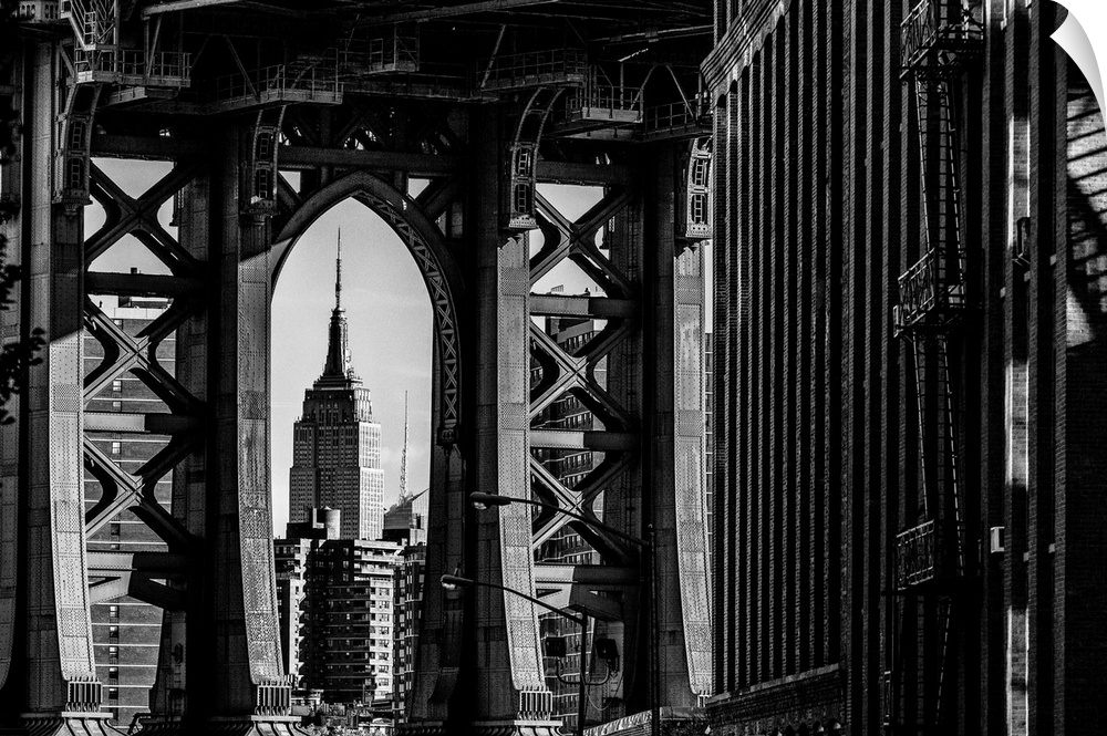 USA, New York City, Manhattan Bridge, Classic view with Empire State Building framed by Manhattan Bridge, view from Washin...