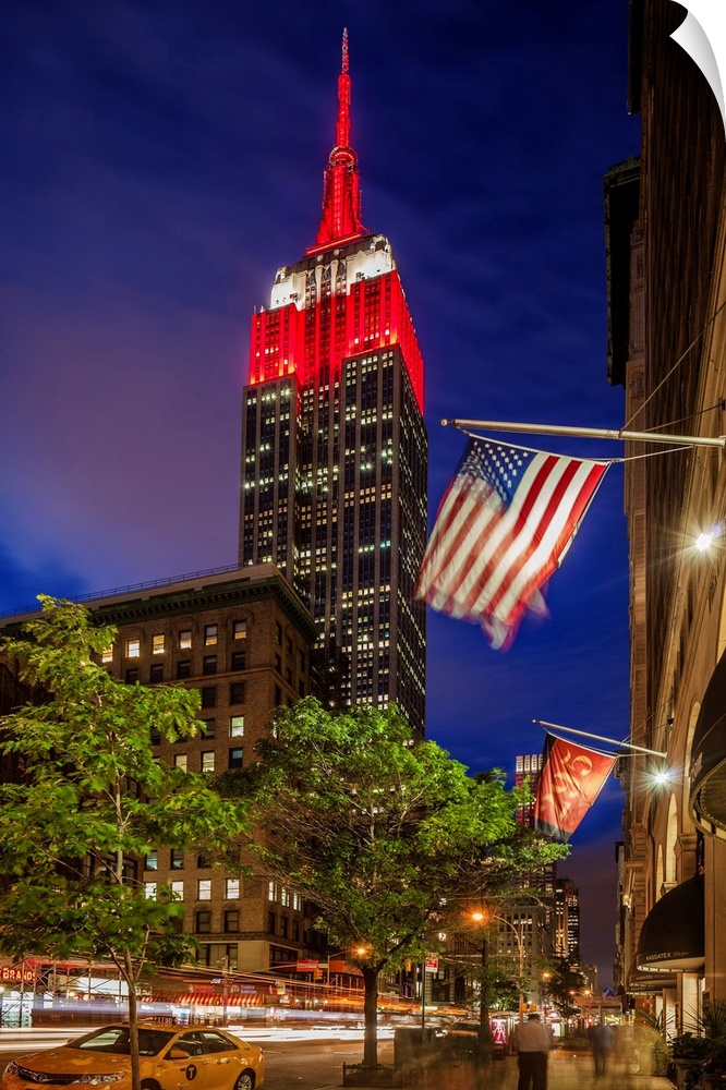 USA, New York City, Manhattan, Midtown, Empire State Building, Empire State Building and flag at night.