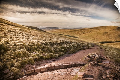 Wales, Great Britain, Brecon Beacons National Park, Mountain trail just after sunrise