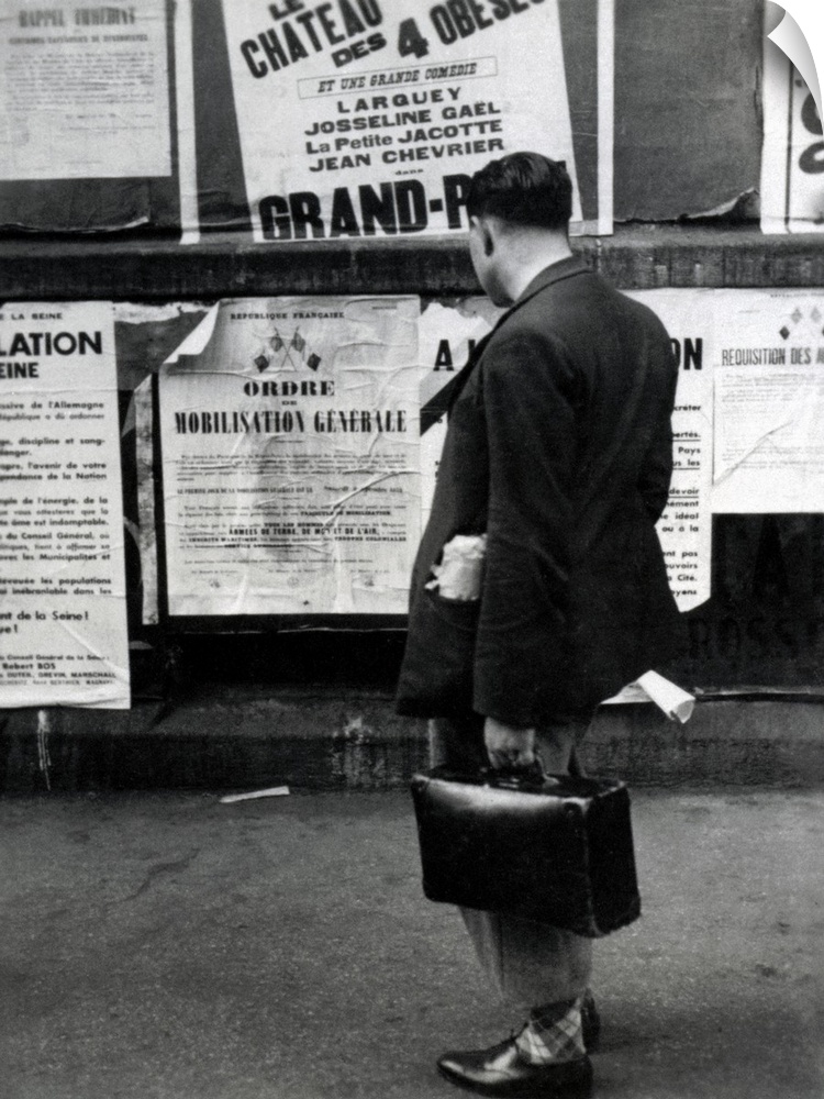 c17012 France Paris Septembre 1939 : jeune homme lisant l'affiche de mobilisation generale Coll.