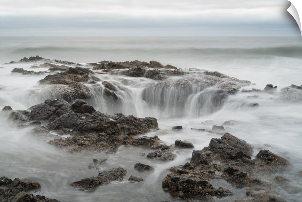 Long exposure photograph of Thor's Well in Oregon.