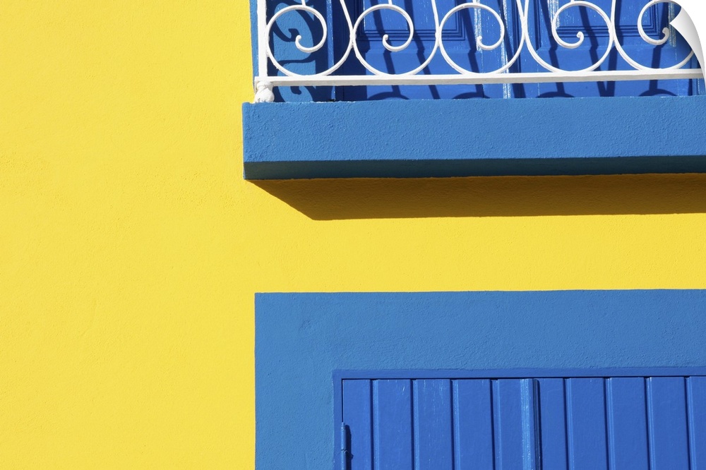 A house blue & yellow in Aveiro.