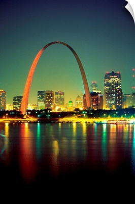 Arch over the Mississippi River at night in St. Louis, USA