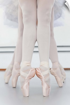 Ballet dancers, feet on pointe
