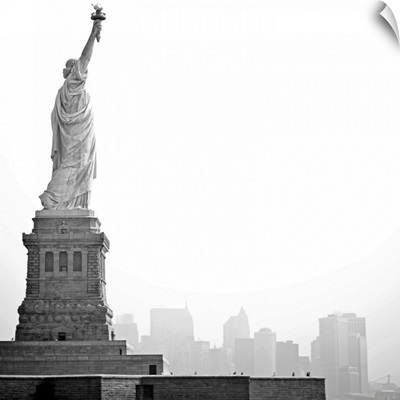 Black and white image of statue of Liberty