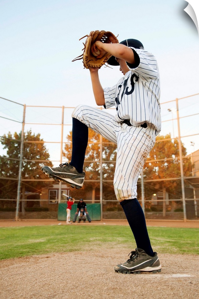 USA, California, Ladera Ranch, boy (10-11) playing baseball