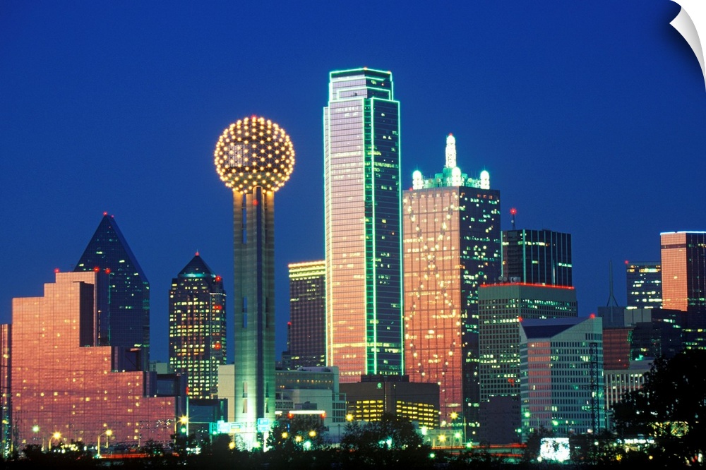 'Dallas, TX skyline at night with Reunion Tower'