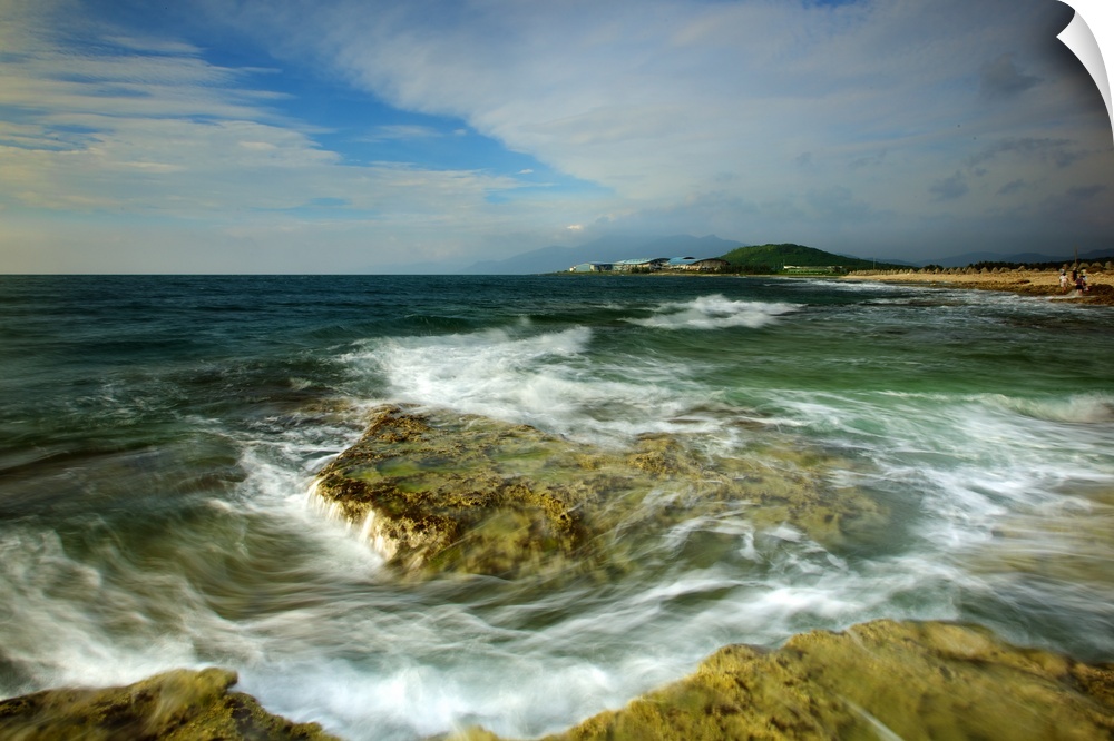 Howan on sunny afternoon with foaming green waves crashing on coral reefs Marine Life Museum on the distant shore in Pingt...