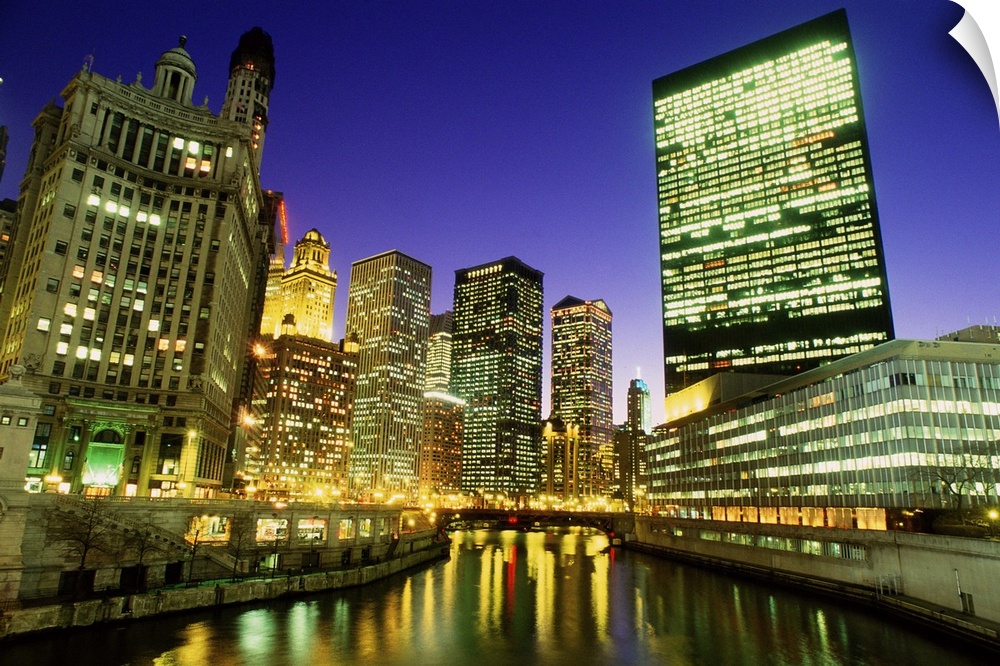 USA, Illinois, Chicago, skyscrapers along River Chicago, dusk