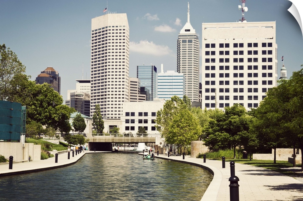 USA, Indiana, Indianapolis, View of canal and skyscrapers