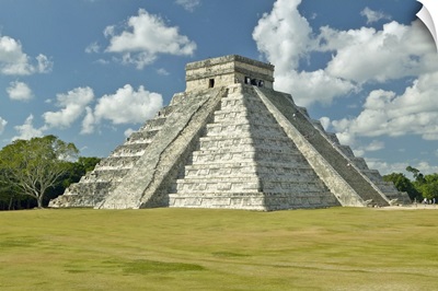 Mayan Pyramid of Kukulkan and ruins at Chichen Itza, Yucatan Peninsula, Mexico
