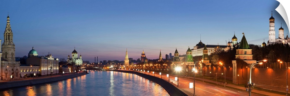 Russia, Moscow, Moscow River, Cityscape with Cathedral of Christ the Saviour and Kremlin at dusk