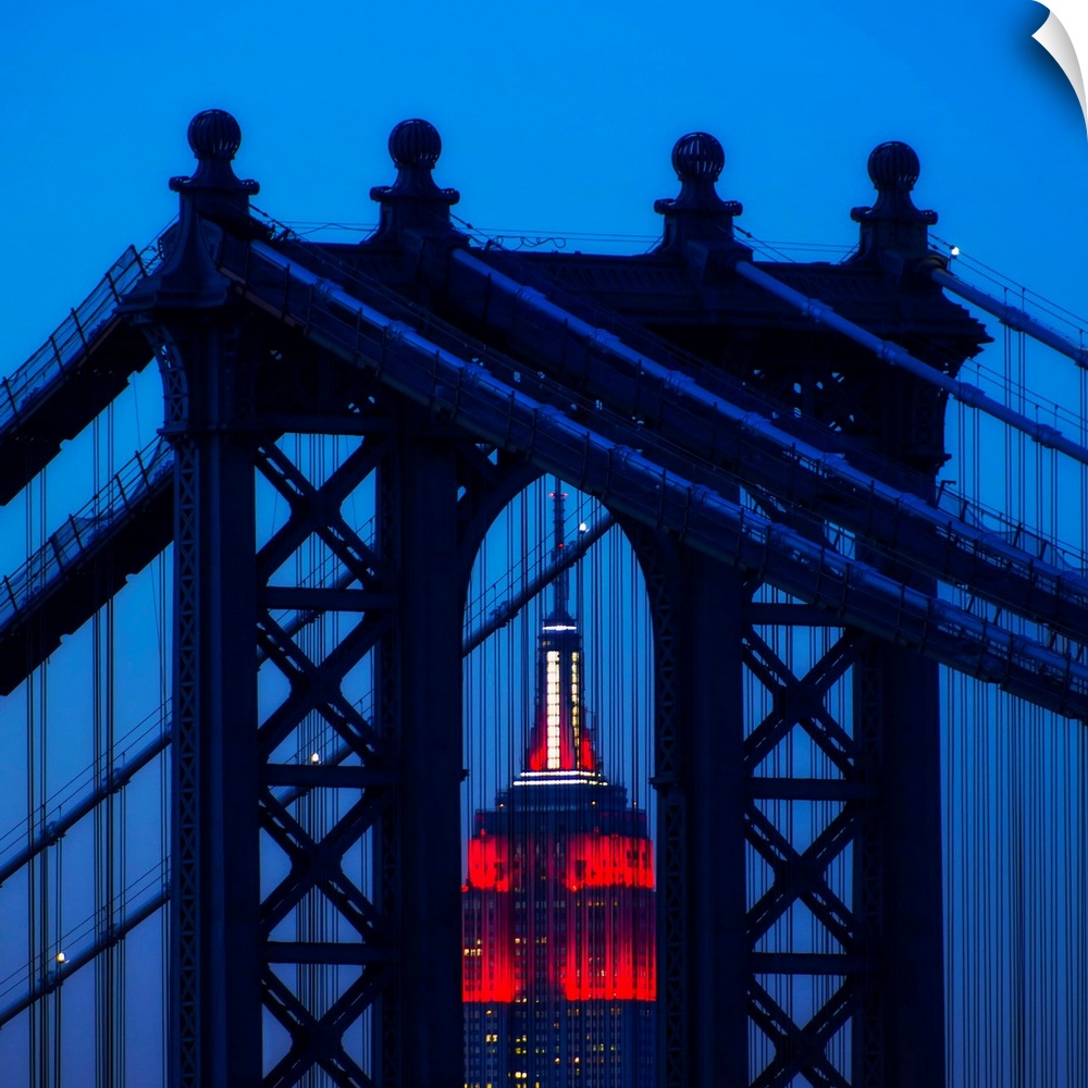 USA, New York, New York City, Manhattan, Williamsburg Bridge in front of Empire State Building at night