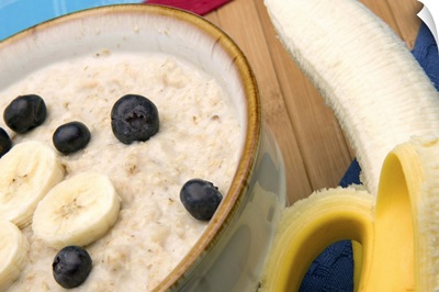 Oatmeal with blueberries and sliced banana