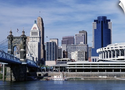 Ohio, Cincinnati skyline and John Roebling Bridge over Ohio River