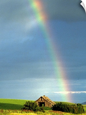Picturesque rainbow and rustic barn
