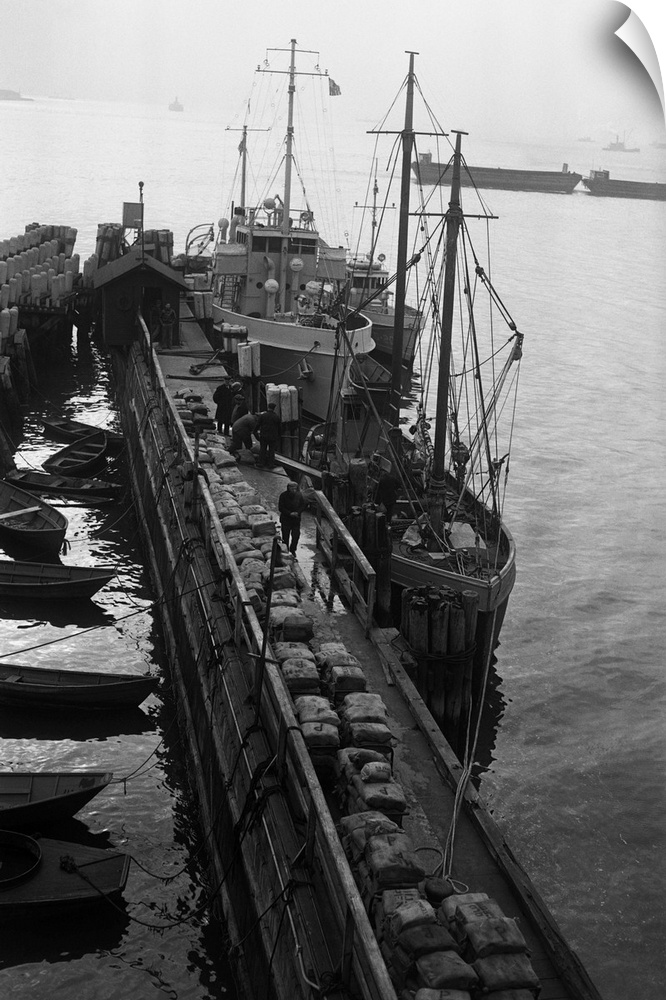 11/4/1930- New York, NY: Rum schooner gives up it cargo. Seized off Fire Island, the fishing schooner Clinton is shown at ...