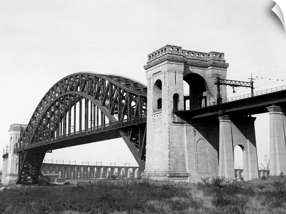The Hell Gate Bridge links Queens with the Bronx over a channel separating Astoria and Ward's Island.