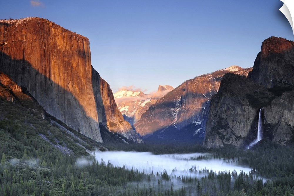Classic viewpoint of Yosemite National Park at Tunnel View. This spot good to watch sunset light shines over El Capitan an...