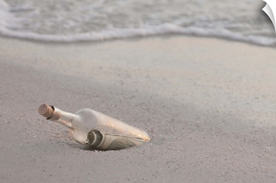 USA, Florida, St. Petersburg, Message in a bottle on beach