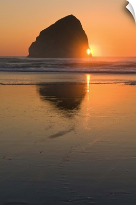 USA, Oregon, beach with stack rock