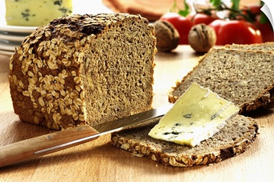 Walnut bread with oats and blue cheese