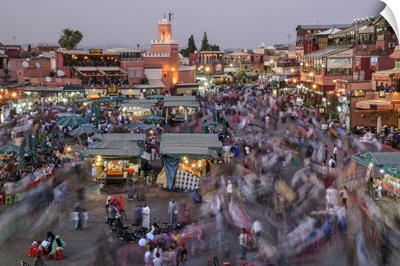 Africa, Morocco, Marrakech, Busy market of Jemaa el-Fnaa at dusk