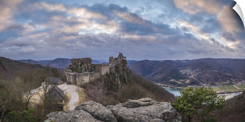 Austria, Lower Austria, Schonbuhel-Aggsbach, Burgruine Aggstein, Aggstein Castle ruins above the Danube River