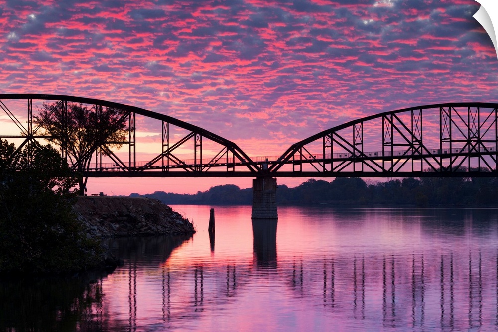 USA, Arkansas, Little Rock, Clinton Presidential Park Bridge and Arkansas River, dawn