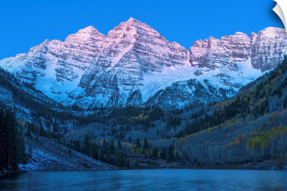 USA, Colorado, Rocky Mountains, Aspen, Maroon Bells at dawn.