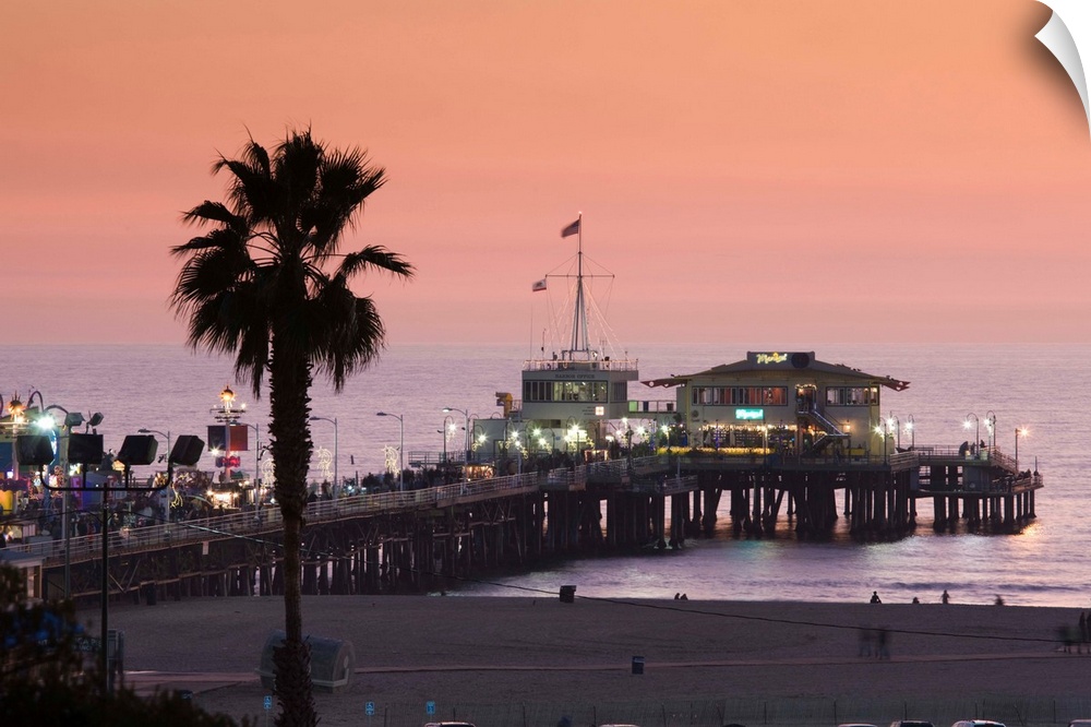 USA, California, Los Angeles, Santa Monica, Santa Monica Pier, dusk