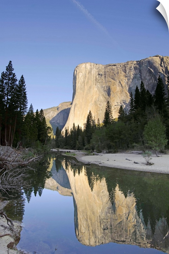 USA, California, Yosemite National Park, Merced River, Cathedral Beach and El Capitan