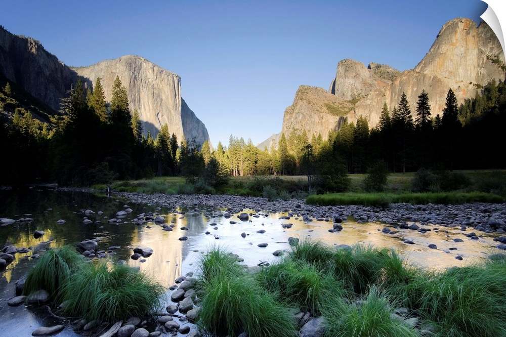 USA, California, Yosemite National Park, Merced River, El Capitan and Valley View