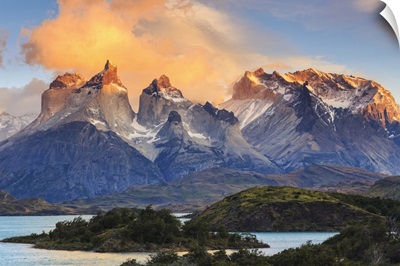 Chile, Patagonia, Torres del Paine National Park, Lake Peohe