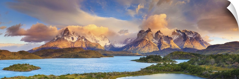 Chile, Patagonia, Torres del Paine National Park (UNESCO Site), Lake Peohe