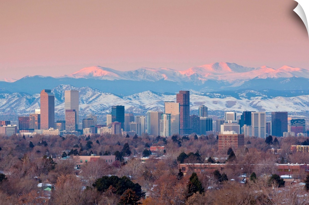 USA, Colorado, Denver, city view and Rocky Mountains from the east, dawn