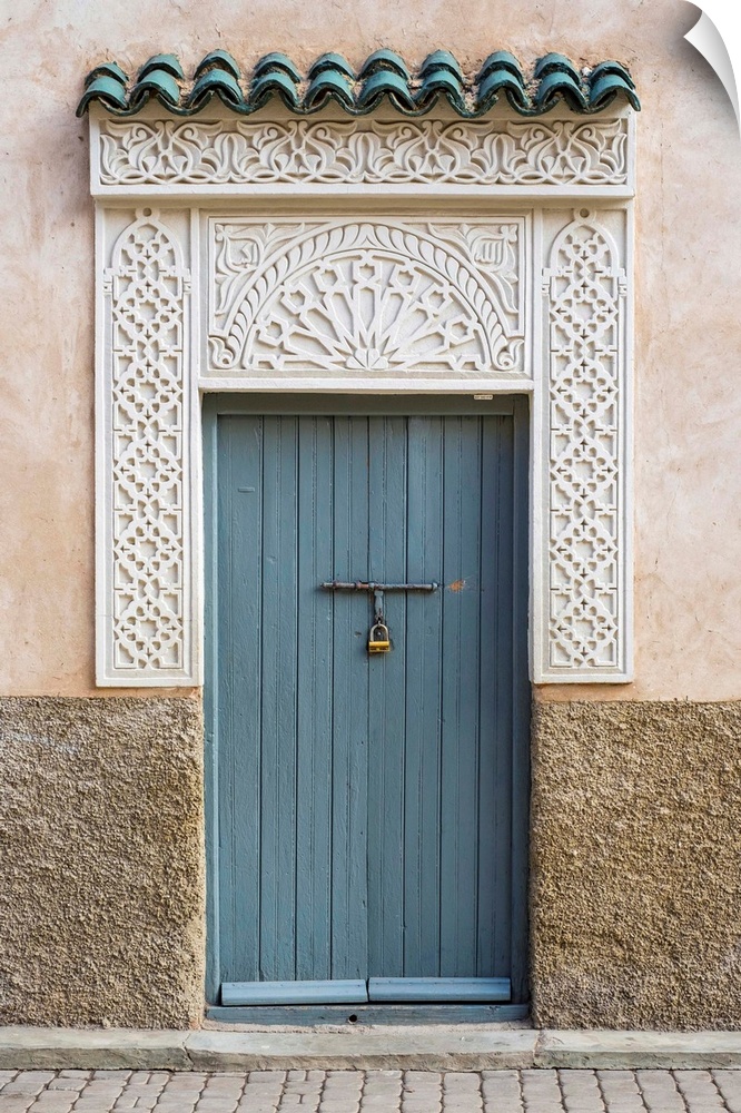 Morocco, Marrakech-Safi (Marrakesh-Tensift-El Haouz) region, Marrakesh. Decorative doorway in the medina (old town).