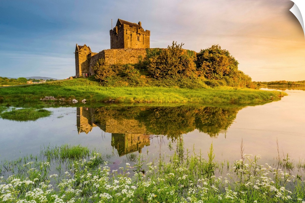 Dunguaire Castle, County Galway, Connacht province, Republic of Ireland, Europe.