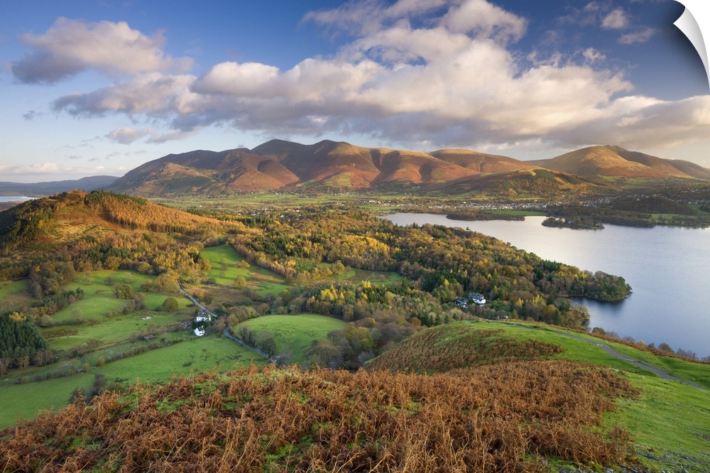 Elevated view of Derwent Water, Keswick and Skiddaw from Cat Bells, Lake District National Park, Cumbria, England, UK. Aut...
