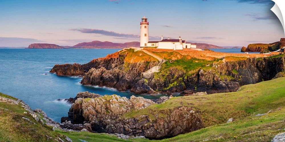 Fanad Head (Fanaid) lighthouse, County Donegal, Ulster region, Ireland, Europe. Panoramic view of the lighthouse and its c...